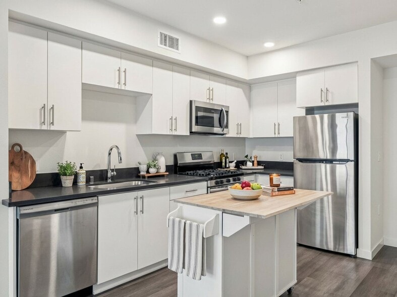 More Photos Of 10555 Bloomfield St, Toluca Lake Apartments For Sale