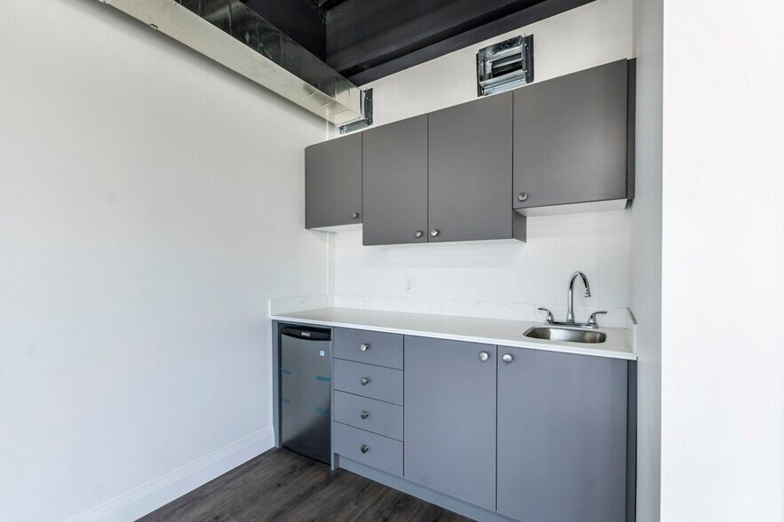 More Photos Of 587 Hanlon Creek Blvd, Guelph Showroom For Lease