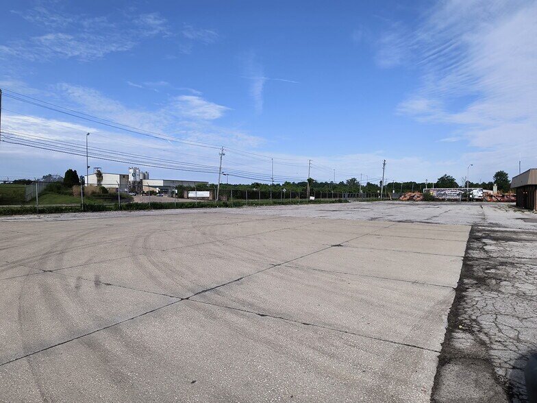 More Photos Of 5211 Oster Rd, Sheffield Village Truck Terminal For Lease