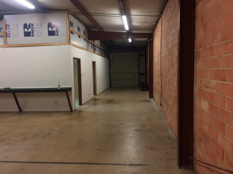 More Photos Of 8446 Gault Ln, San Antonio Light Distribution For Lease