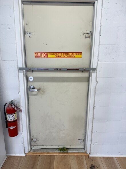 More Photos Of 142 S Moon Ave, Brandon General Retail For Sale
