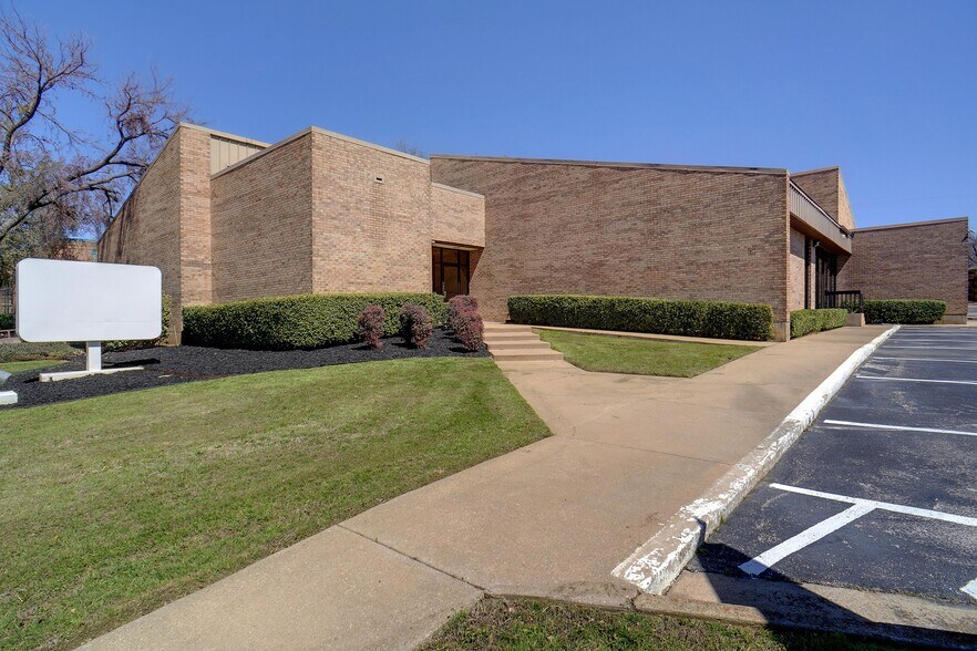 More Photos Of 425 Westpark Way, Euless Office For Sale