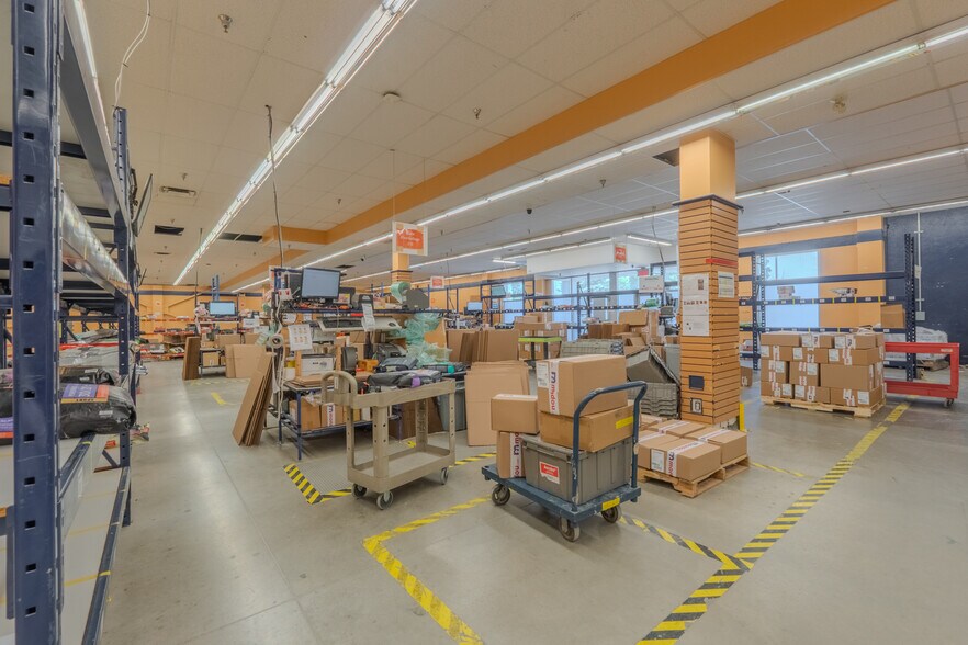 More Photos Of 10400 Renaude-Lapointe, Montréal Distribution For Sale