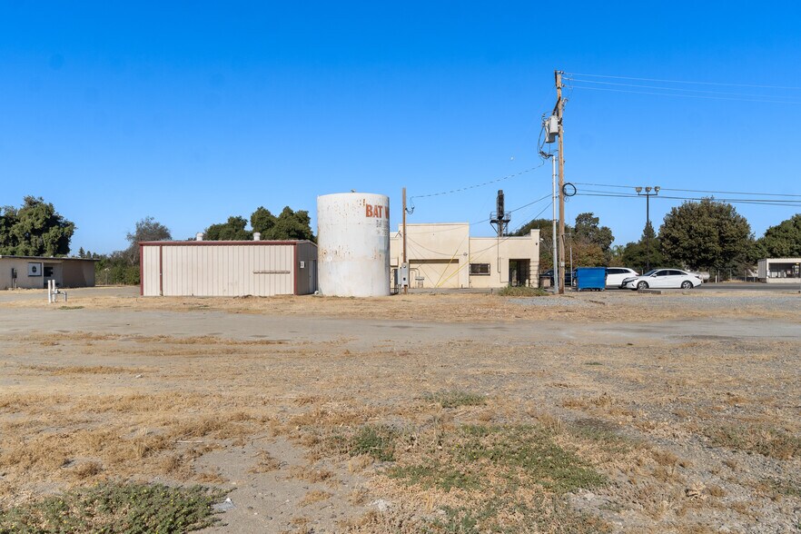 More Photos Of 943 W Westfield Ave, Porterville Service Station For Sale