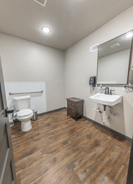 More Photos Of 2617-2619 34th St, Lubbock Loft Creative Space For Sale