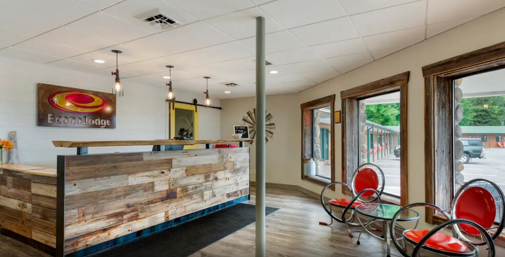 More Photos Of 2050 S US 41, Marquette Hotel For Sale