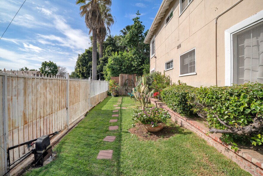 More Photos Of 13617 Leadwell St, Van Nuys Apartments For Sale