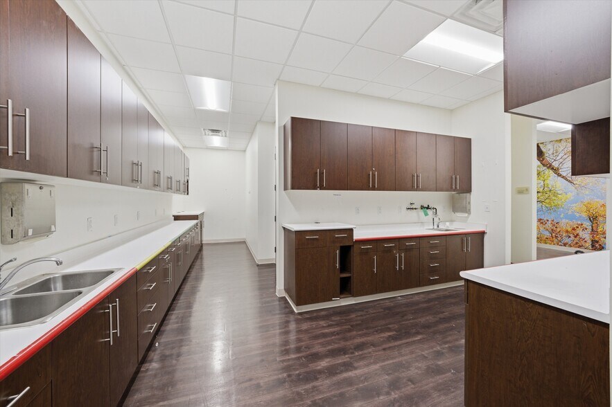 More Photos Of 1115B N Valley Mills Dr, Waco Storefront For Lease
