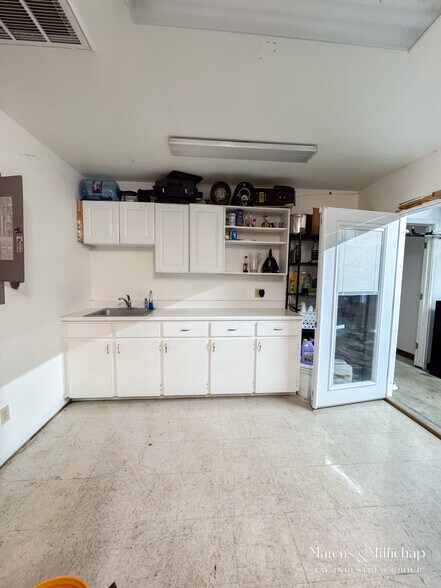 More Photos Of 209 Tradesmen Dr, Hutto Warehouse For Sale