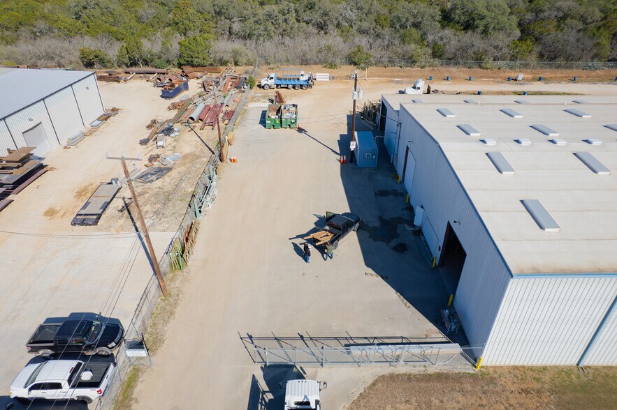 More Photos Of 18740 Goll St, San Antonio Warehouse For Sale