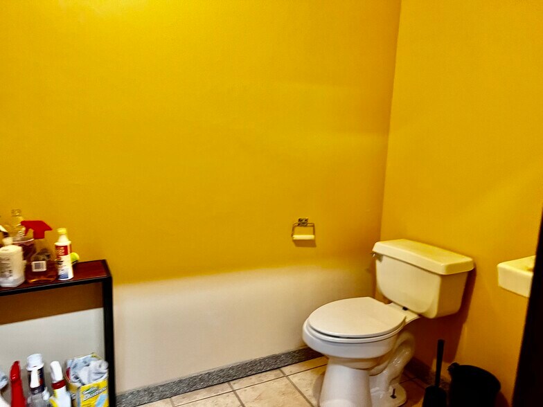 More Photos Of 108 Brook Ave, Deer Park Warehouse For Lease