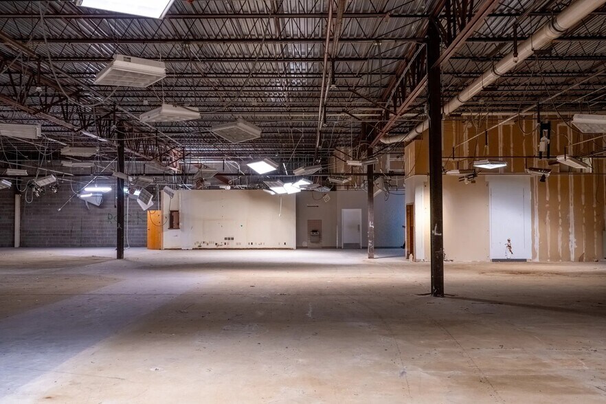 More Photos Of 2000 S Expressway 83, Harlingen Department Store For Lease