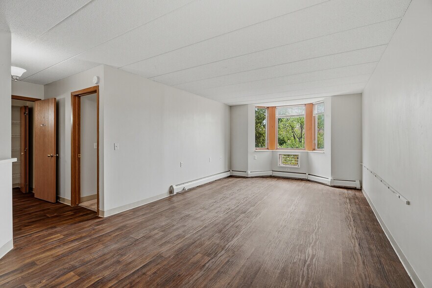 More Photos Of 985 Ivy Ave E, Saint Paul Apartments For Sale