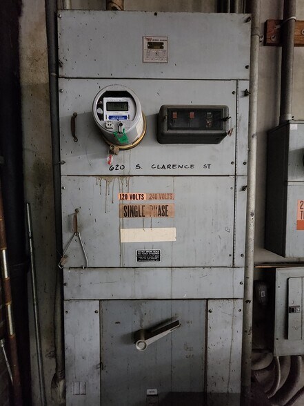 More Photos Of 620 S Clarence St, Los Angeles Manufacturing For Lease