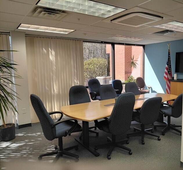 More Photos Of 7 Stiles Rd, Salem Office For Lease