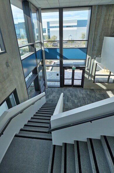 More Photos Of 3085 N Hollywood Way, Burbank Loft Creative Space For Lease