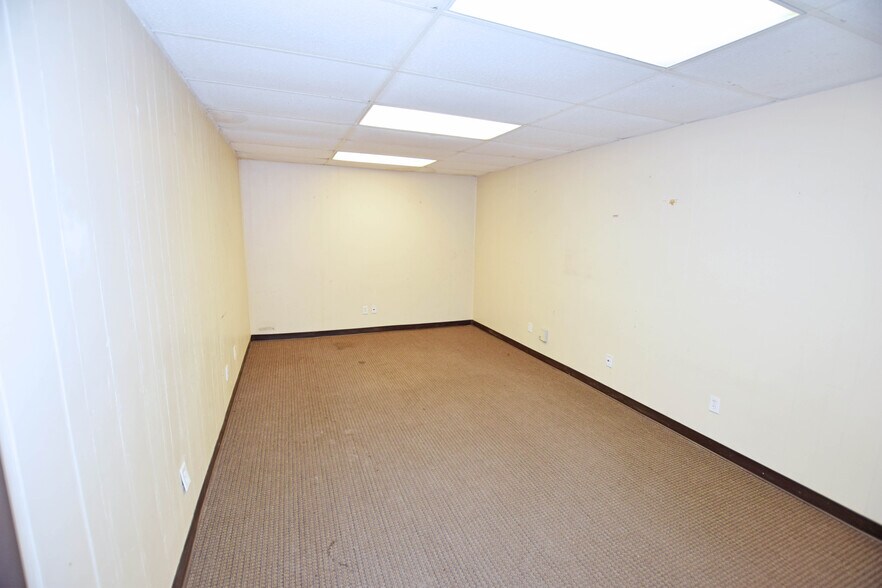 More Photos Of 302 Industrial Ave, Odessa Warehouse For Sale