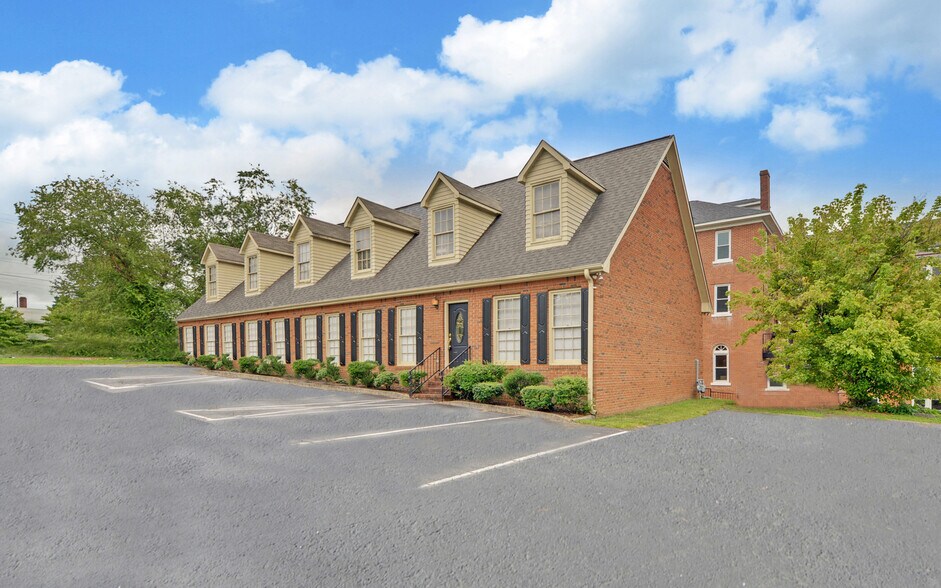 Primary Photo Of 131 W Savannah St, Toccoa Office For Lease