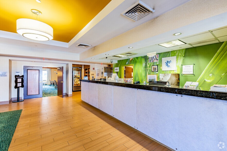 More Photos Of 16 Trinity Point Dr, Washington Hotel For Sale