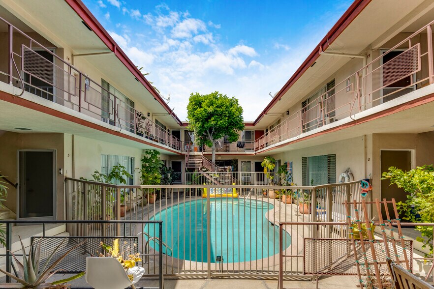 More Photos Of 900 N Orange Grove Ave, West Hollywood Apartments For Sale