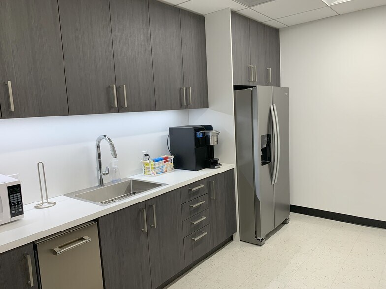 More Photos Of 255 Alhambra Cir, Coral Gables Office For Lease