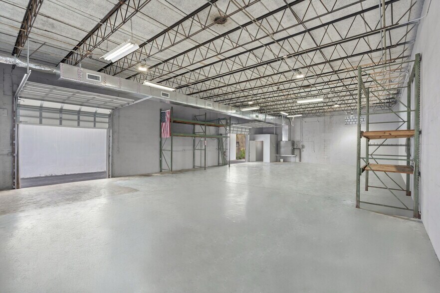 More Photos Of 272-280 SW 33rd St, Fort Lauderdale Showroom For Lease