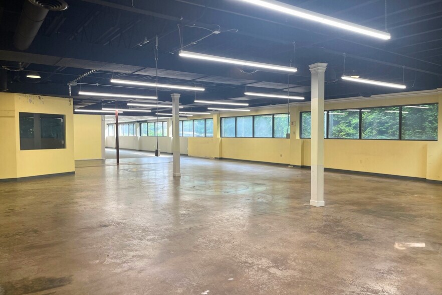 More Photos Of 135 Research Dr, Milford Warehouse For Lease