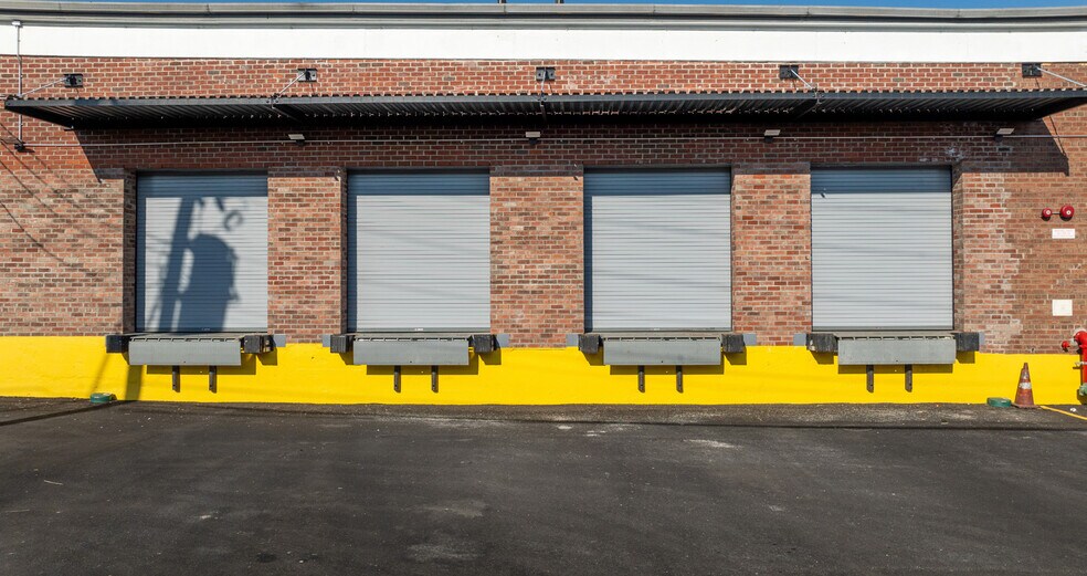 More Photos Of 9 Rewe St, Brooklyn Distribution For Lease