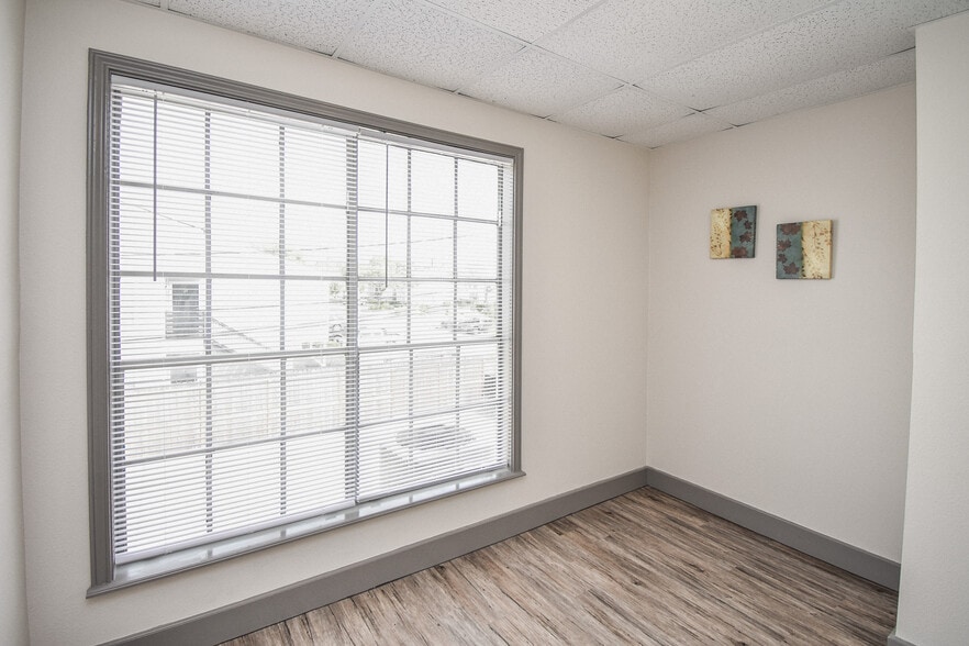 More Photos Of 104 Kelly Dr, Victoria Office For Lease