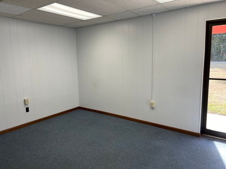 More Photos Of 401 Peacock Street, Cochran Office For Sale