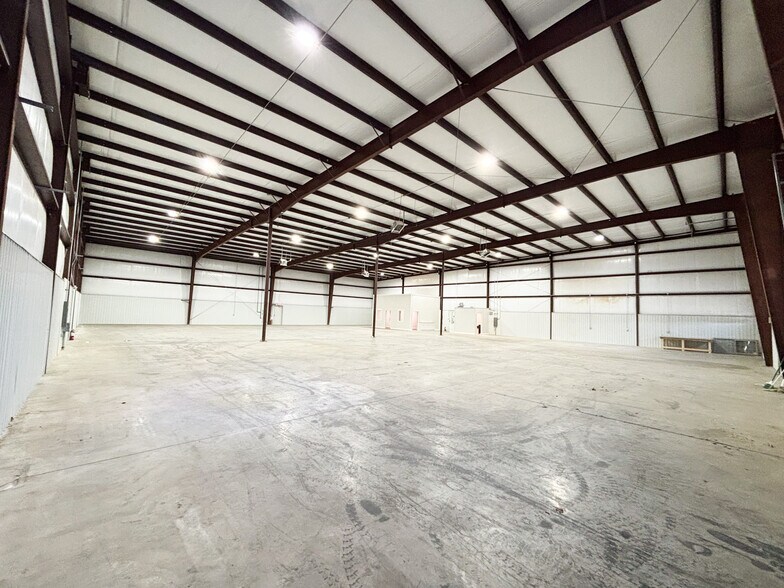 More Photos Of 2141 N Bristol Ln, Nixa Warehouse For Lease