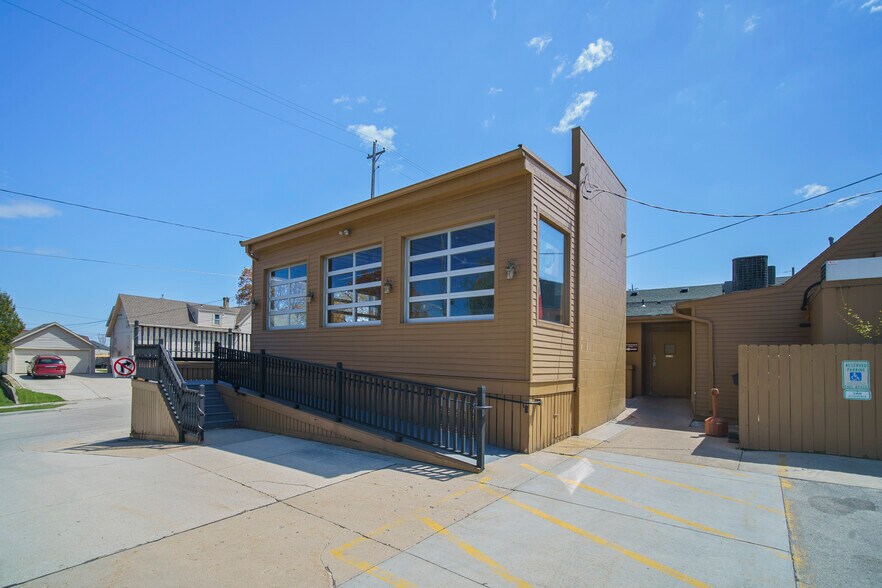 More Photos Of 2204 Washington St, Manitowoc General Retail For Sale