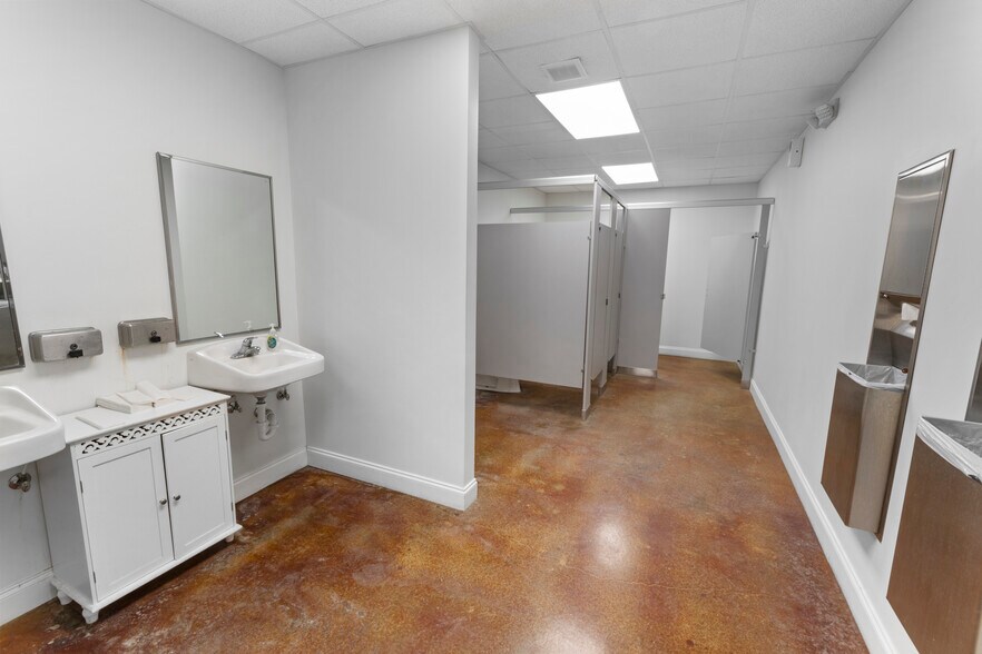 More Photos Of 312 Westgate Rd, Scott Warehouse For Sale