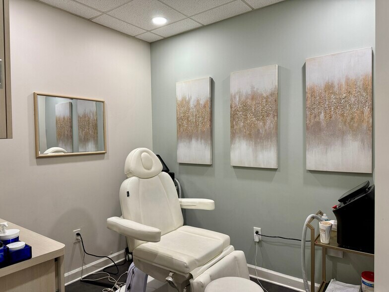 More Photos Of 13801 N Dale Mabry Hwy, Tampa Storefront Retail Office For Sale