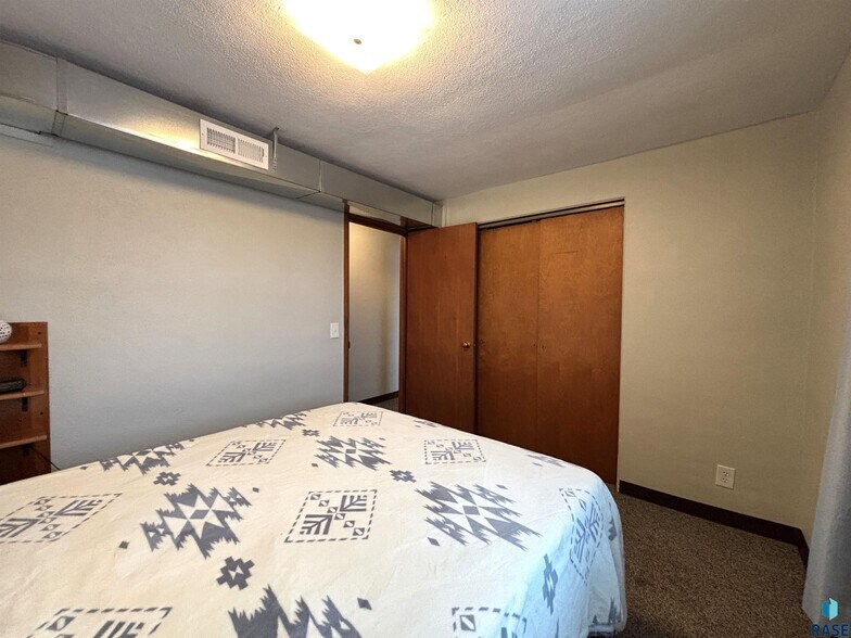 More Photos Of 118 N Broadway Ave, Miller General Retail For Sale