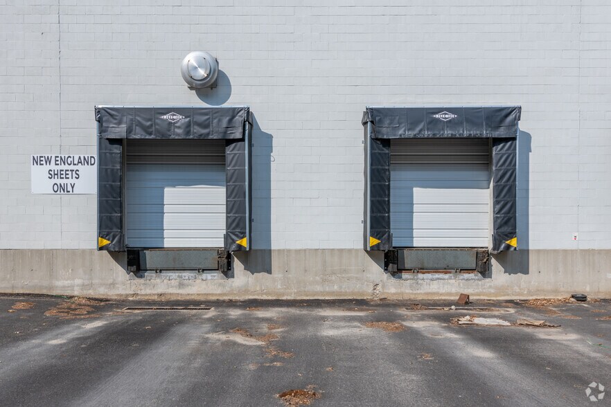 More Photos Of 33 Glen Ave, Chelmsford Warehouse For Lease