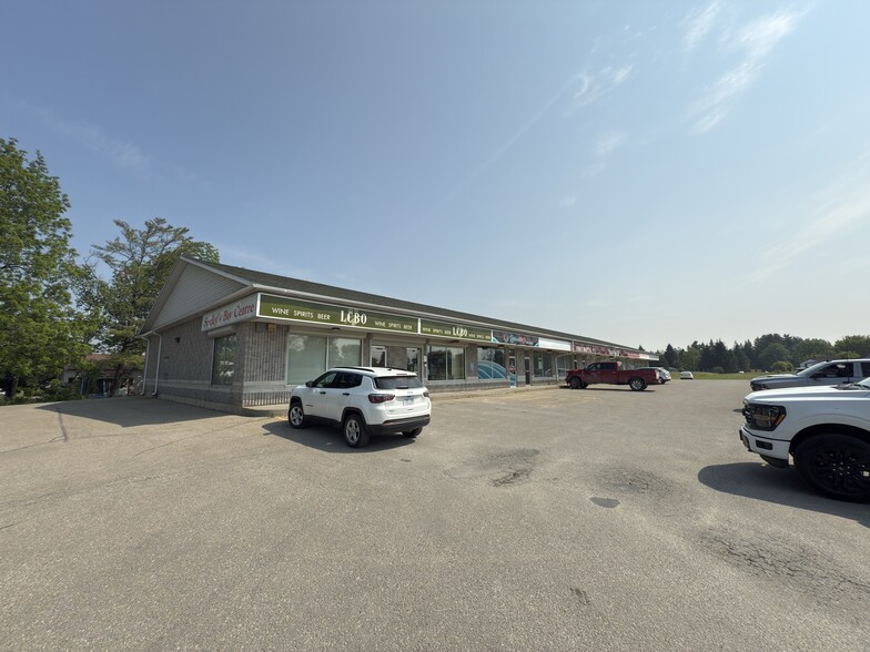 More Photos Of 106 Drynan Way, Leeds and The Thousand Islands Storefront For Lease