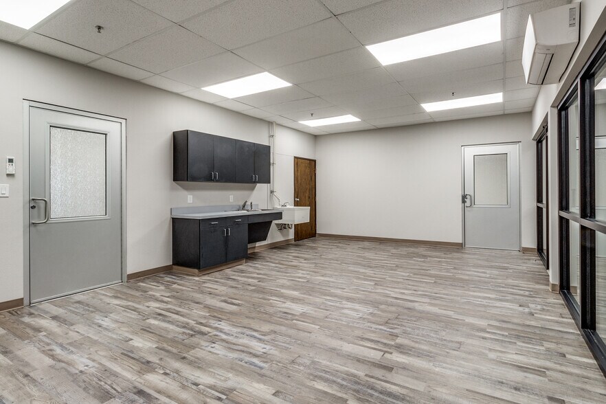 More Photos Of 11232 Leo Ln, Dallas Warehouse For Lease