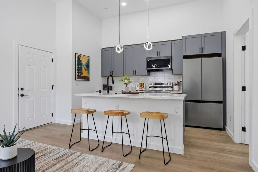 More Photos Of 2730 23rd St, San Francisco Showroom For Sale