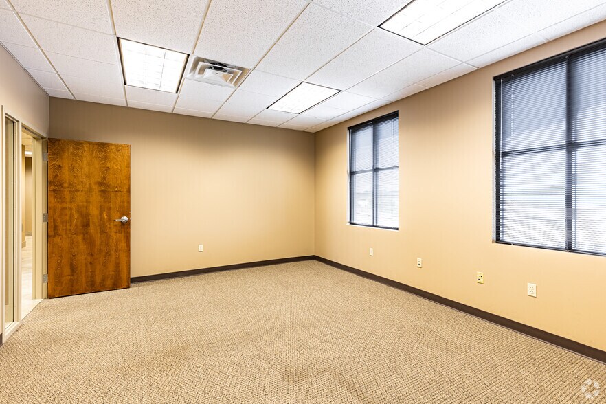 More Photos Of 831 NE Woods Chapel Rd, Lee's Summit Office For Lease