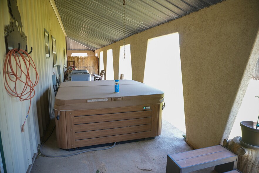 More Photos Of 1122 Douglas Ave, Beaver Hotel For Sale