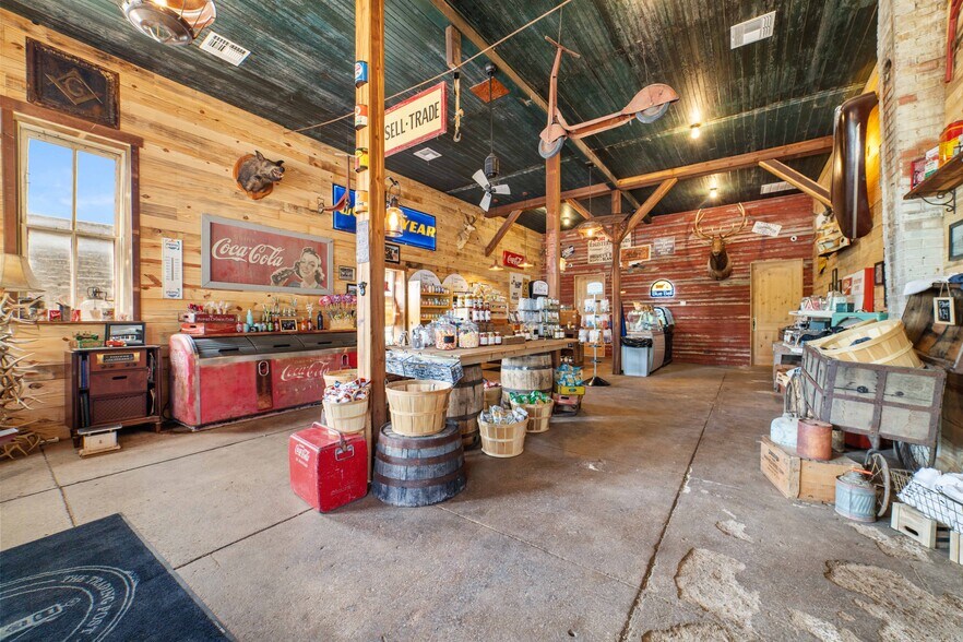 More Photos Of 622 Main st, Blanket Storefront Retail Office For Sale