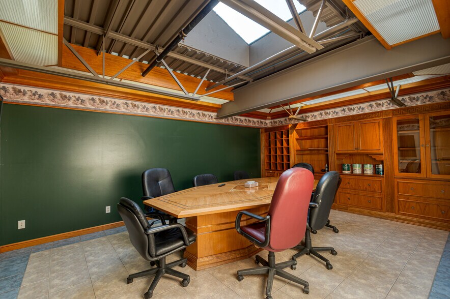 More Photos Of 274 Rue Saint-Louis, Warwick Manufacturing For Sale