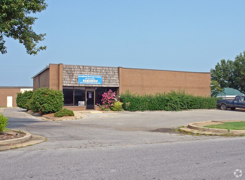 More Photos Of 3061 N Market Ave, Fayetteville Office For Lease