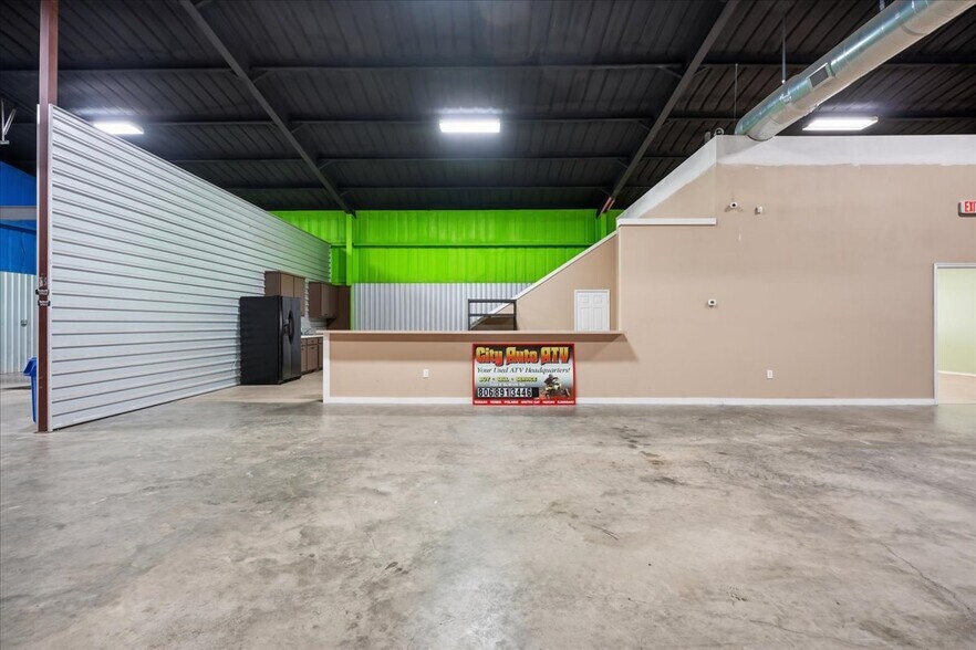 More Photos Of 3118 E Slaton Hwy, Lubbock Showroom For Sale