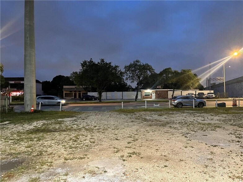 More Photos Of 665 W Prospect Rd, Oakland Park Showroom For Lease