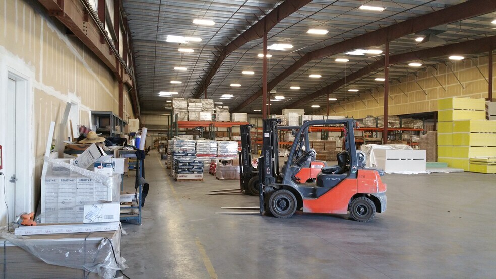 More Photos Of 3401 N Sillect Ave, Bakersfield Distribution For Lease