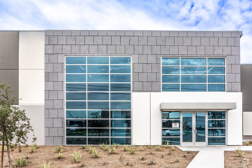 More Photos Of 12772 Monarch St, Garden Grove Warehouse For Lease
