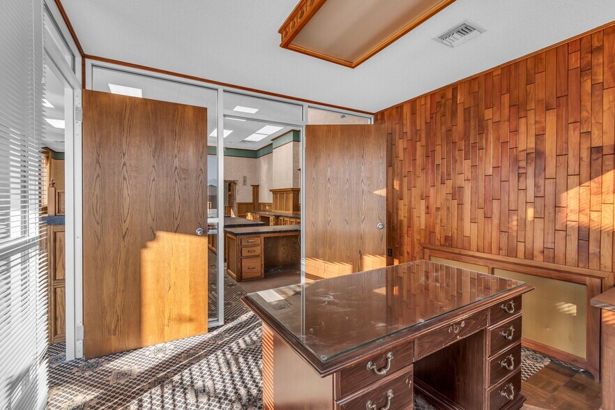 More Photos Of 112 S Pine St, Norborne Bank For Sale
