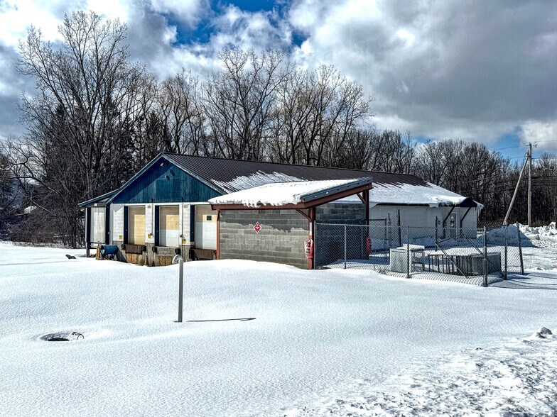 More Photos Of 33 Transport Dr, Bennington Freestanding For Sale